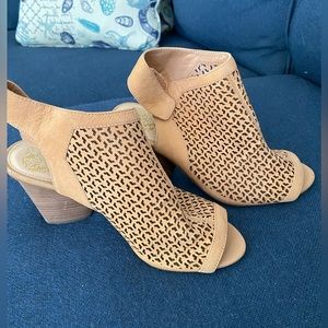 Vince Camuto Dastana Ankle Heeled Leather Sandals. Peep toe. Size 7.5W. Tan.